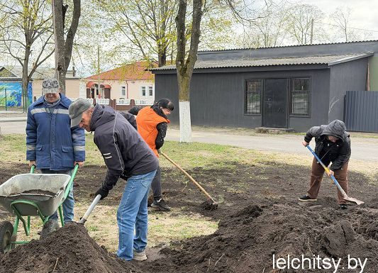 Все вместе наводим порядок: санитарный день в Лельчицах