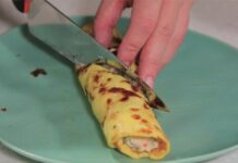 Рулет из омлета с крабовыми палочками: простой рецепт