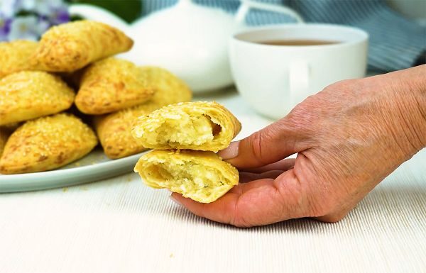 Кулинарный блогер поделилась рецептом пирожков с картошкой на сырном тесте