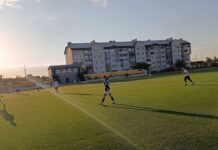 Напряженная борьба на стадионе Полесье