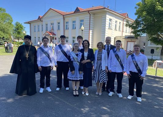 Последний звонок прозвенел в Симоничской средней школе