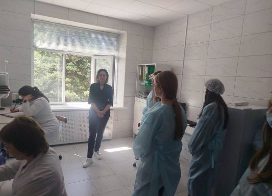 Будущее в надежных руках: десятиклассницы лельчицкой средней школы №1 проходят медицинскую практику