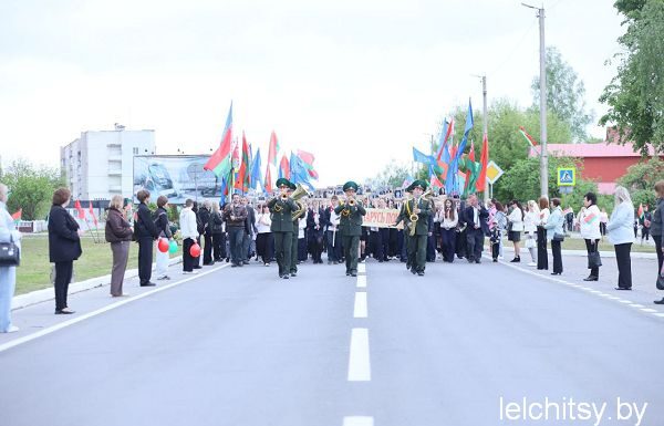 Сквозь года звенит Победа