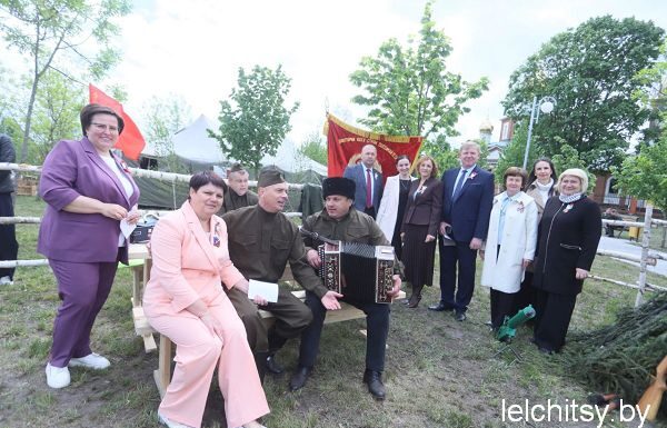 Атмосфера Победы: в городском парке Лельчиц ожила история