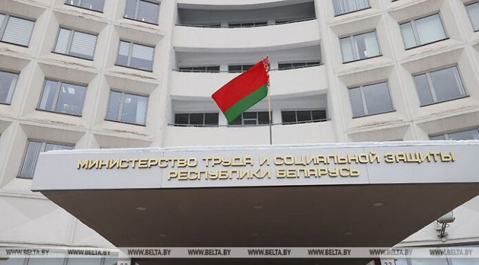 Об особенностях приема на работу несовершеннолетних рассказали в Минтруда
