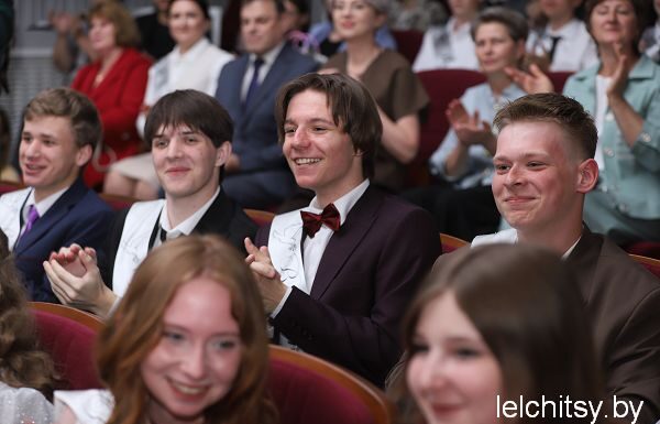 На пороге новых открытий: в Лельчицах прошел районный бал выпускников – 2026