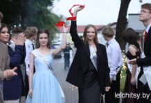 Памятная плита в честь выпускников — 2026