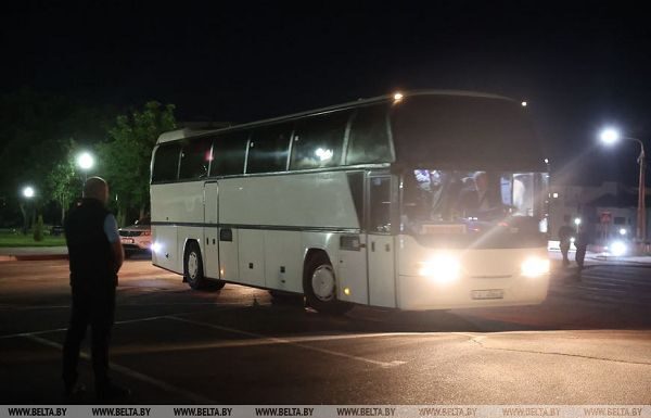 «Слава Богу, дома!» Пассажиры попавшего под удар БПЛА ВСУ автобуса вернулись в Речицу