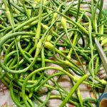 Хрустящая закуска к молодому картофелю: как правильно замариновать стрелки чеснока на зиму