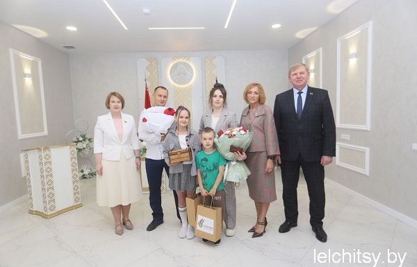 Светлый момент для многодетной семьи: Екатерина Зенкевич чествовала родителей в Лельчицком ЗАГСе