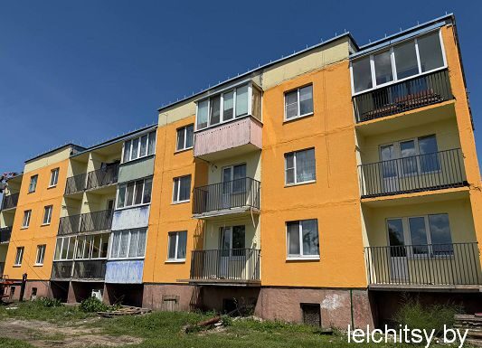 Летние краски в Ударном: дом на улице Островского преображается