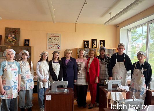 Трудовое лето: Светлана Сенько и Татьяна Беспалая посетили лагерь в лельчицкой средней школе №2