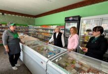 Быть в курсе запросов сельчан: парламентарии промониторили работу торговых объектов в агрогородке Тонеж