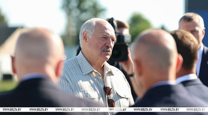 Должен быть качественным, на уровне импортных образцов. Лукашенко показали белорусский пресс-подборщик