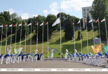 Флаг «Славянского базара» подняли возле Летнего амфитеатра