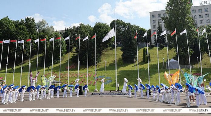 Флаг «Славянского базара» подняли возле Летнего амфитеатра