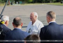 Лукашенко в Бресте посещает электроламповый завод