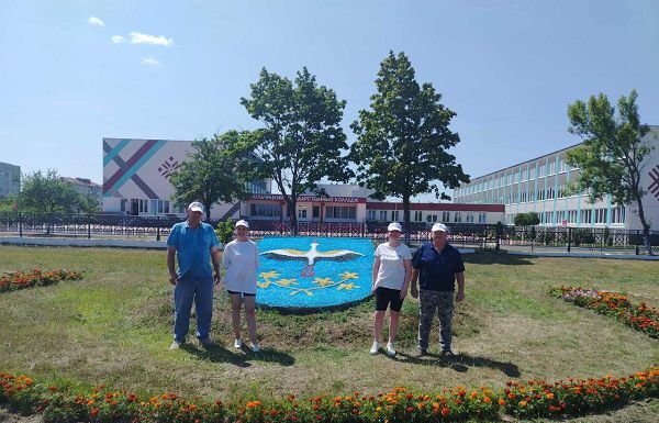 Краски района: к 102-летию Лельчицкого края активисты «Белой Руси» обновили исторический символ