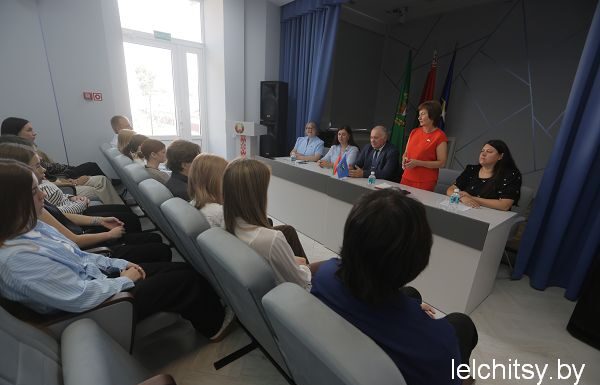 «Учительство — это призвание»: в Лельчицах состоялась встреча с молодыми специалистами системы образования
