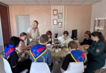 Члены БМООСП и творчество: юные спасатели освоили искусство создания подарочных открыток