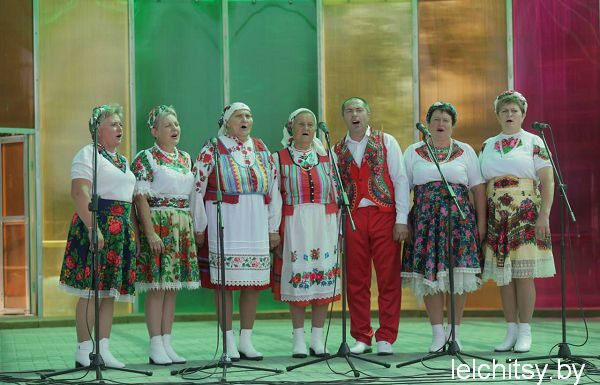 Музыкальный день в парке: Ансамбль «Каханачка» подарил радость лельчанам!