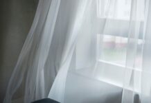 Белоснежные занавески без химии: как отбелить тюль с помощью обычной соли