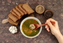 Рассольник на зиму с перловкой и свежими огурцами: простым рецептом поделилась кулинарный блогер