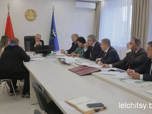 Обращения жителей — на контроле: Юрий Валеватый провёл приём граждан в Лельчицком районе